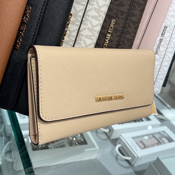 MICHAEL KORS JET SET TRAVEL LARGE TRIFOLD WALLET BUFF COLOR - Picture 2 of 16